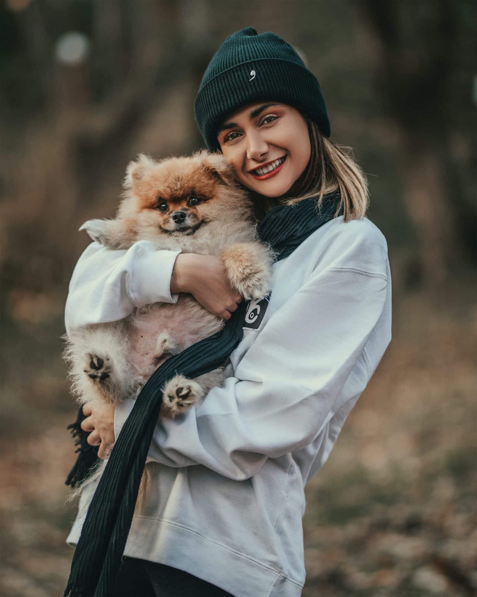 Pourquoi mon chien bailletil quand je le caresse ? Dogo
